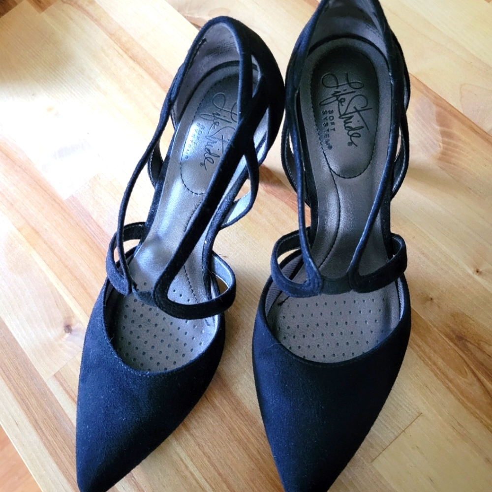Black pumps
